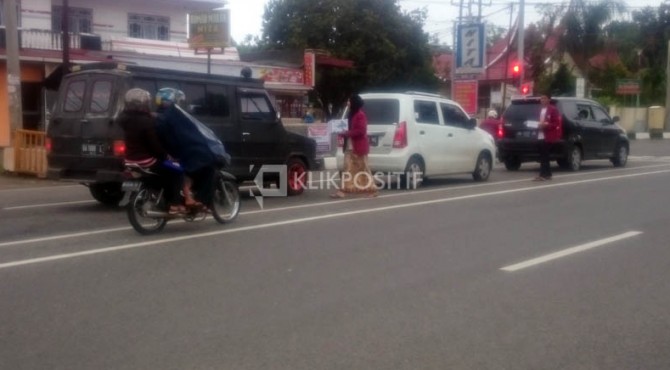 Peduli Banjir Pangkalan Mahasiswa Fak Hukum UMSB di Bukittinggi Minta Sumbangan di Jalan