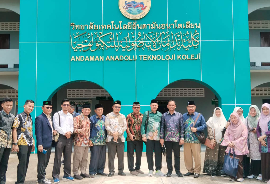 Rektor UM Sumatera Barat Jadi Presenter Utama Seminar Internasional di Andaman Anatolia Technology College Thailand