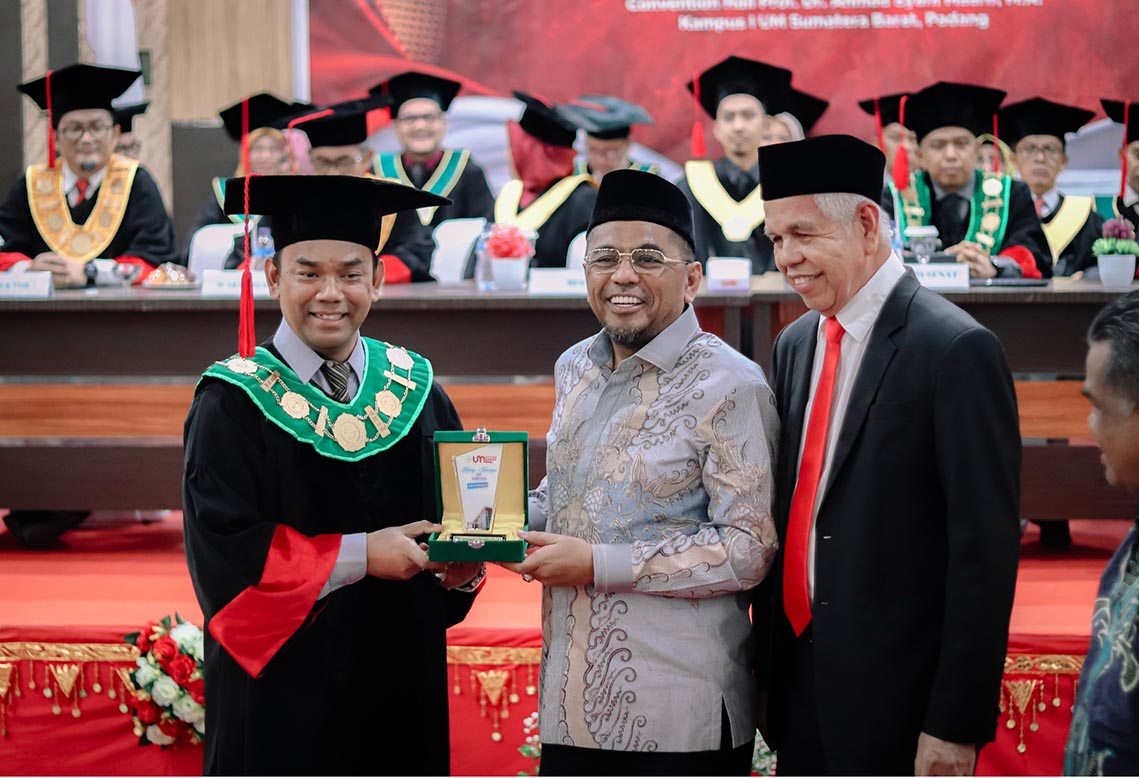 Anggota DPR RI H. Arisal Aziz Berikan Orasi Ilmiah dan Beasiswa di Wisuda ke-77 UM Sumatera Barat