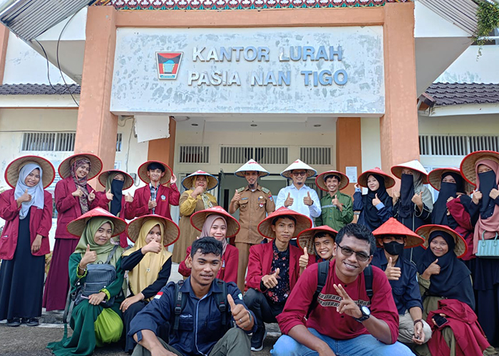 Aksi Nyata, Mahasiswa UM Sumatera Barat Bagikan Ratusan Capiang Pada Nelayan