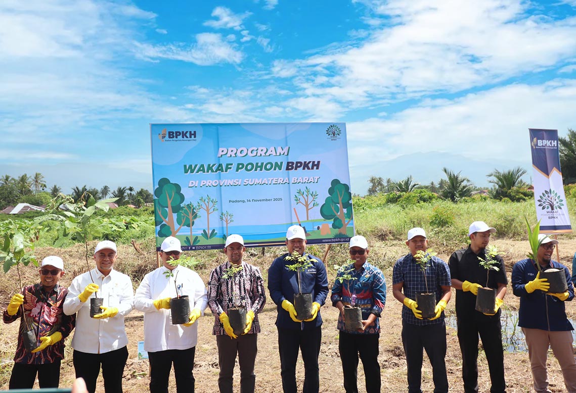 UM Sumatera Barat Bekerjasama dengan BPKH Tanam 100 Pohon dalam Gerakan Wakaf Produktif