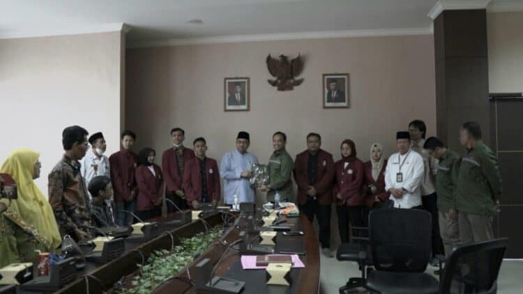 Bupati Pasaman Berbagi Cerita Bersama Mahasiswa KKN UM Sumatera Barat
