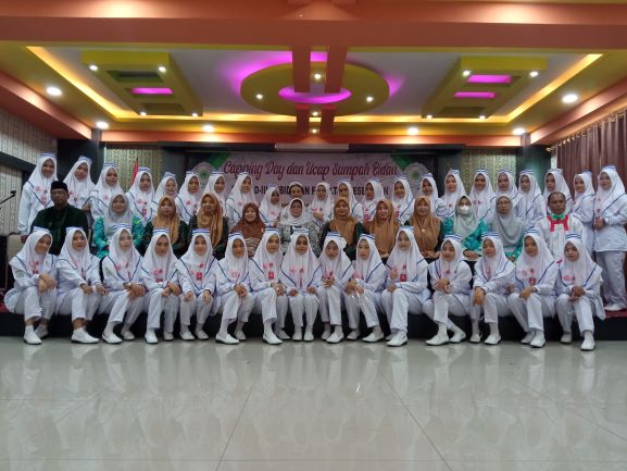Program Studi D-III Kebidanan Fakultas Kesehatan UM Sumbar Laksanakan Capping Day dan Ucap Sumpah terhadap 37 Mahasiswa dan 7 lulusan