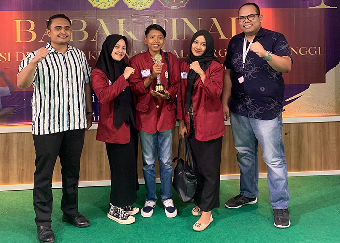 Wadidaaw… Tim Debat Mahasiswa Fakultas Hukum UM Sumbar Berkibar Dikancah Nasional