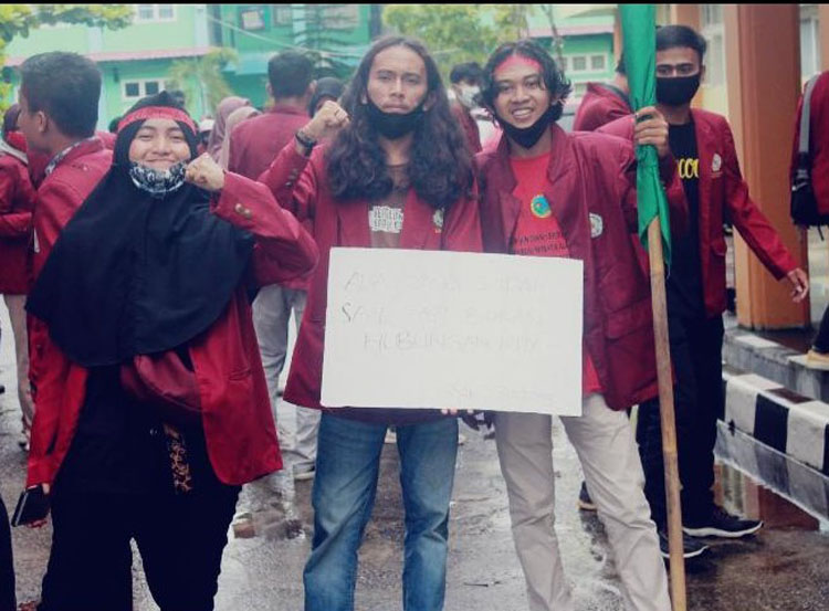 Mahasiswa UMSB ikut serta dalam aksi unjuk rasa di depan Kantor DPRD Provinsi Sumbar Tolak UU Cipta Kerja dibatalkan