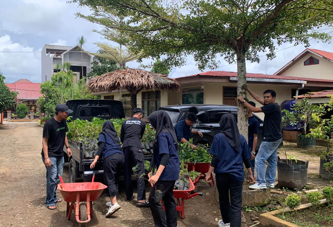 Peringati Hari Gerakan Menanam Sejuta Pohon Sedunia, Fakultas Kehutanan UM Sumatera Barat Bagikan dan Tanam Bibit Pohon di Jorong Landai Nagari Harau