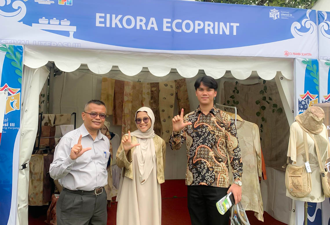 Menginspirasi, Mahasiswi FKIP UM Sumatera Barat Fadhila Rasyida Tampilkan Ecoprint Ramah Lingkungan di Festival Literasi III Padang Panjang