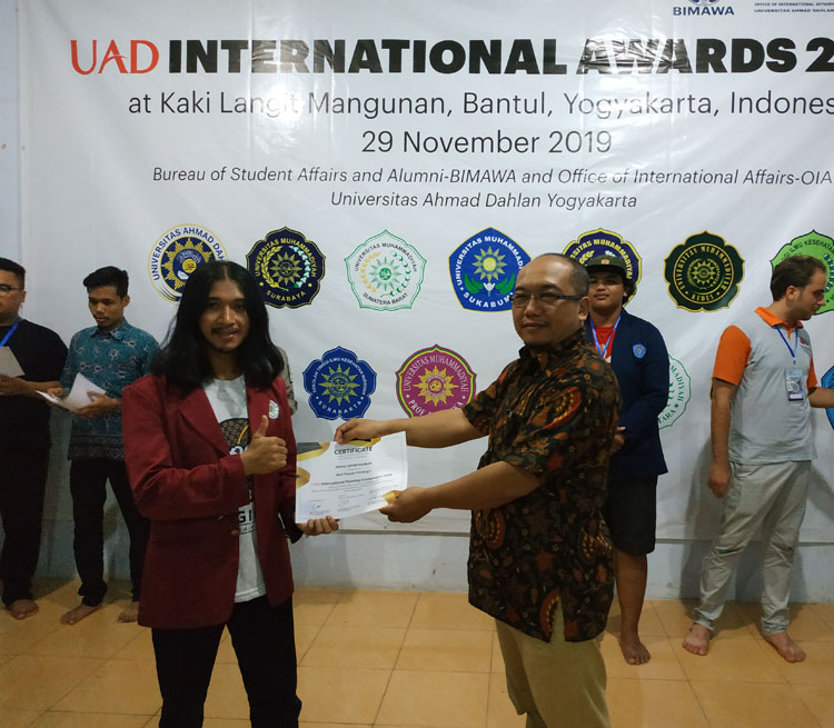 Mahasiswa Fakultas Teknik UMSB raih juara II dalam UAD Internasional Award 2019.