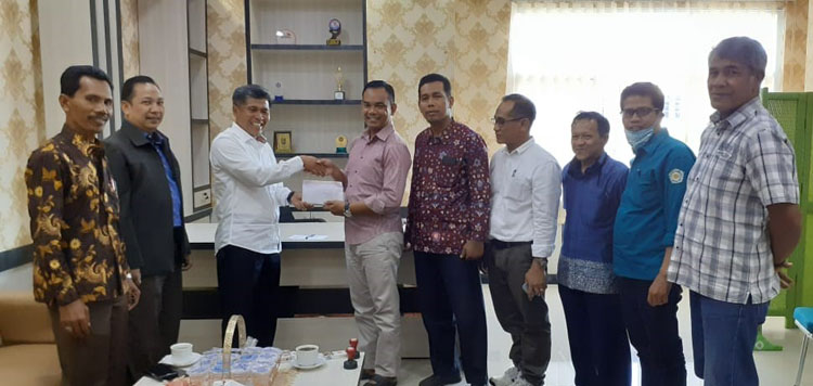 Ikatan Alumni UMSB serahkan Bantuan Untuk Gedung Program Pascasarjana yang di Lalap Si Jago Merah