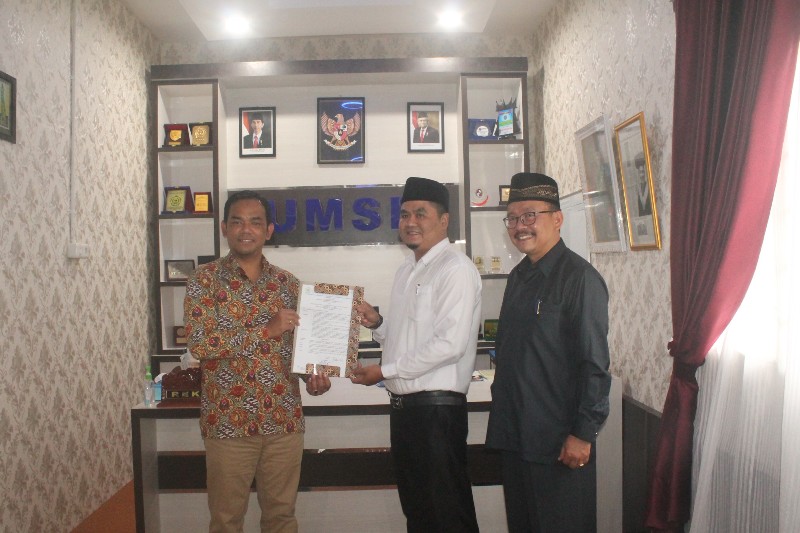 Rektor UMSB Serahkan SK Ka. Prodi Hukum Keluarga Islam Serta SK PLT Dekan Fakultas Ilmu Sosial Dan Politik