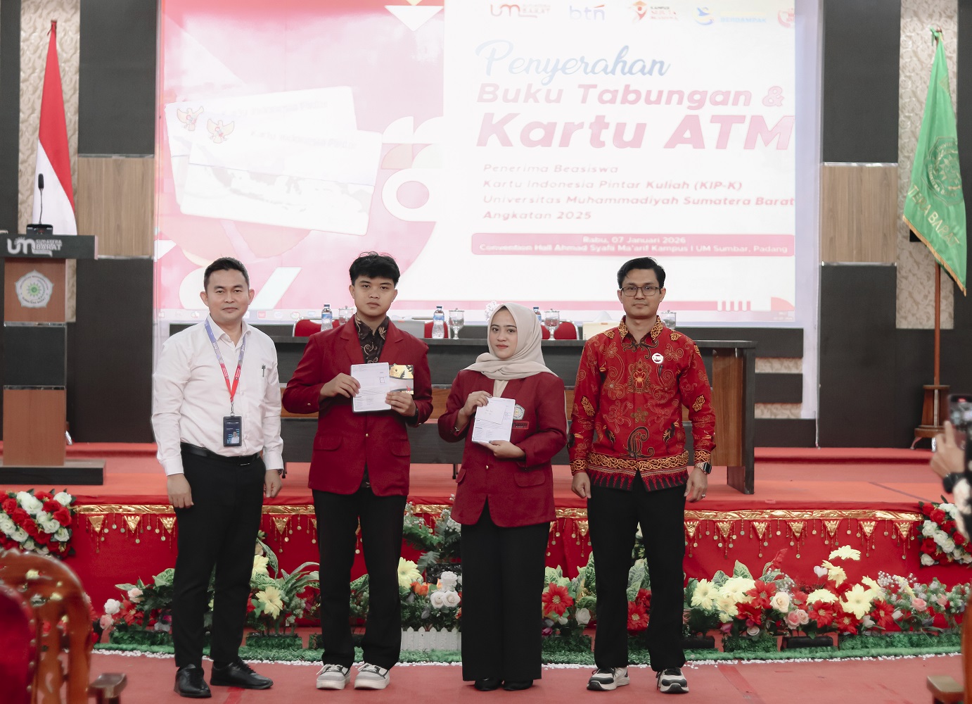 UM Sumatera Barat kerjasama dengan Bank BTN Resmi Serahkan Kartu ATM Penerima KIP Angkatan 2025