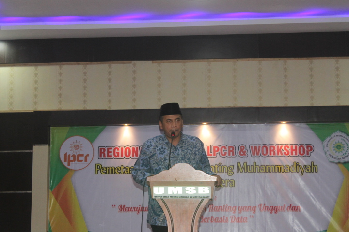 Agung Danarto Sekretaris PP membuka resmi Regional Meeting dan Workshop LPCR se Sumatera di UMSB 