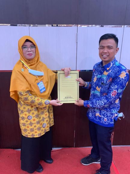 Wakil Dekan Fakultas Teknik UM Sumbar Menyerahkan Insentif Publikasi Dosen