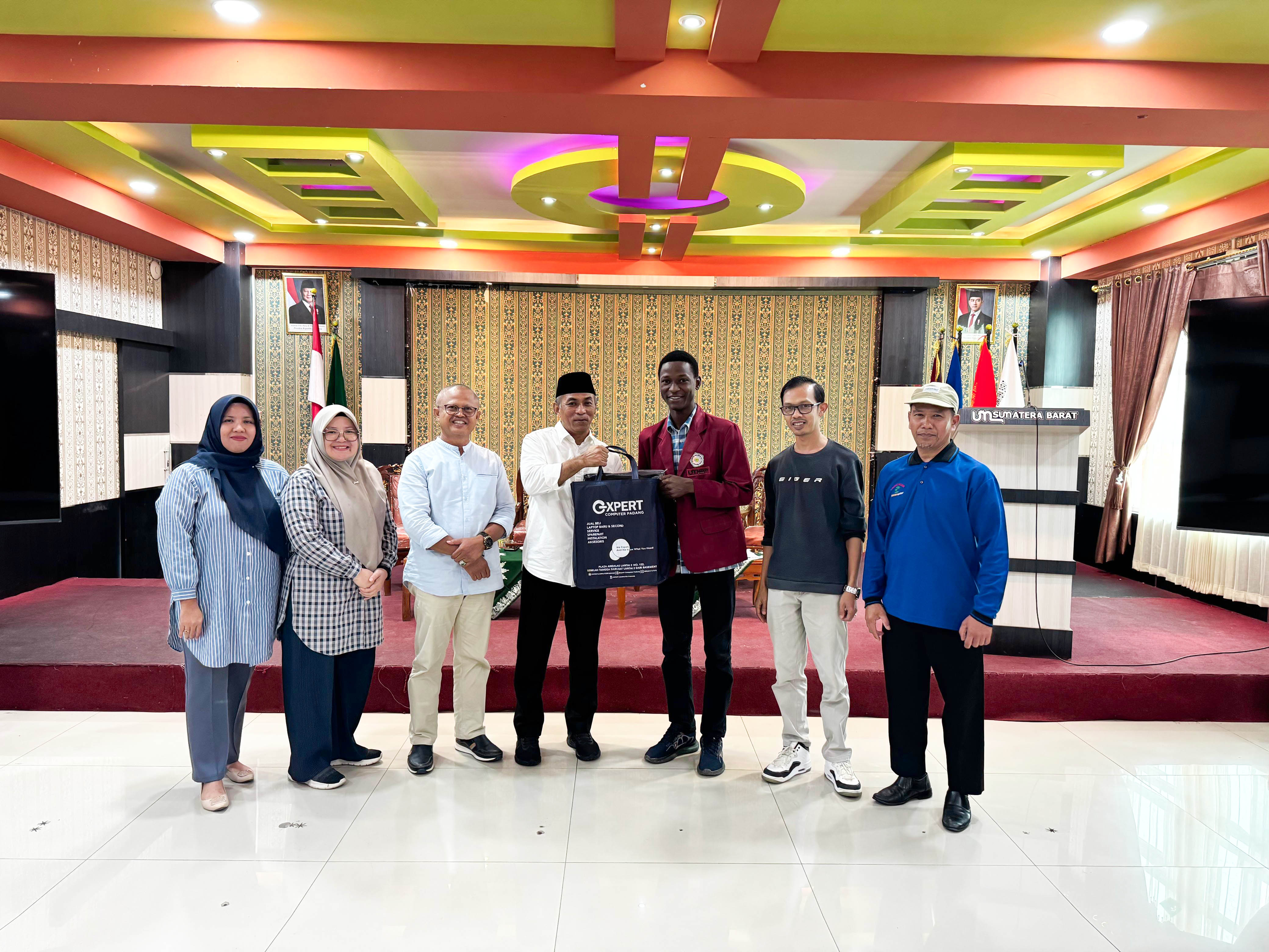 Mahasiswa Teknik UM Sumatera Barat Asal Nigeria Ibrahim Garba Terima Bantuan Laptop dari Badan Wakaf Uang PWM Sumbar