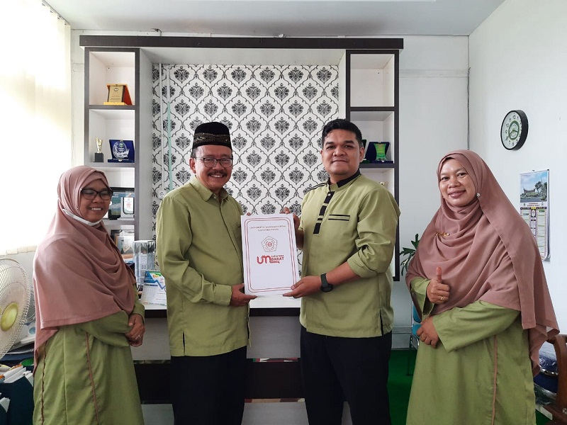 Dekan Fakultas Agama Islam Serahkan Insentif Publikasi Dosen 