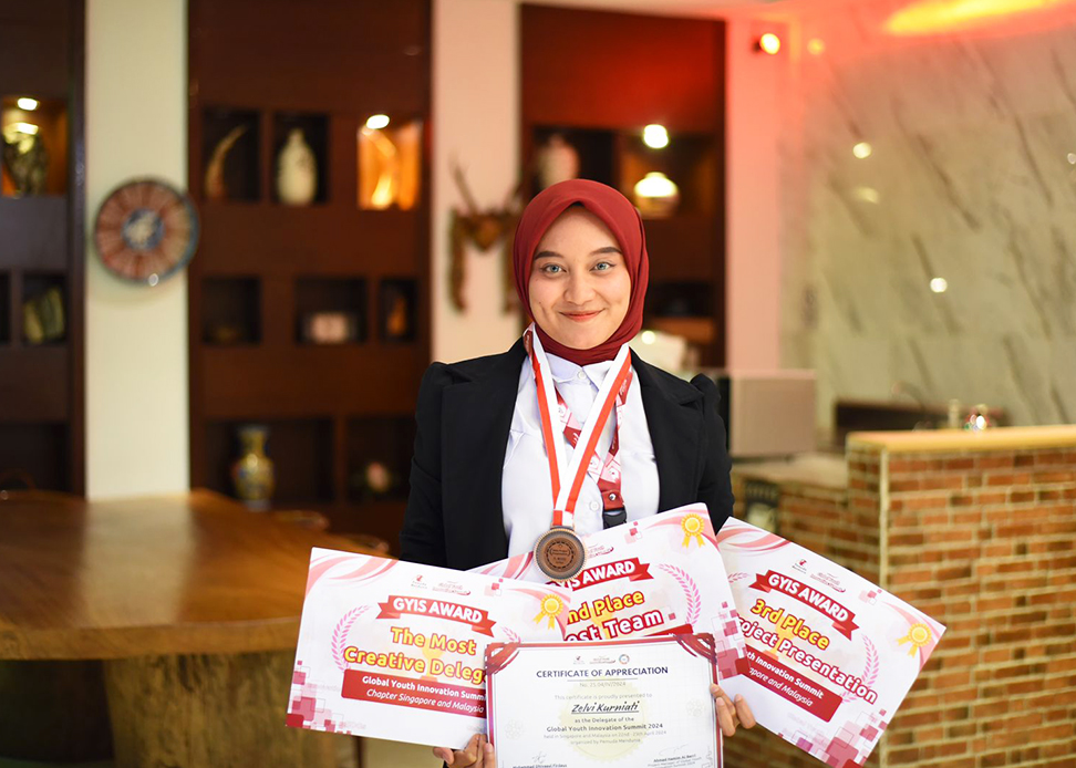 Bertabur Prestasi, Zelvi Kurniati Mahasiswa UM Sumbar Raih Tiga Penghargaan Internasional