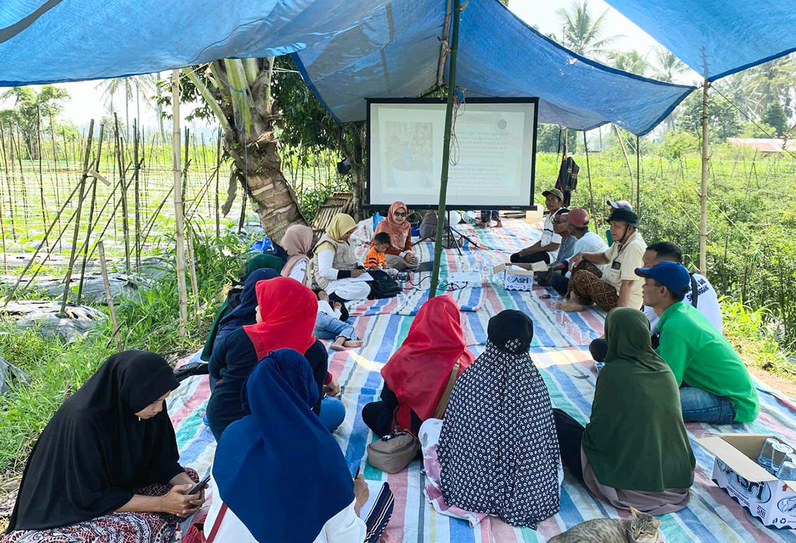 Fakultas Pertanian UM Sumatera Barat Kenalkan Inovasi Irigasi Tetes di Keltan Usaha Maju Jorong Limapuluh Kota