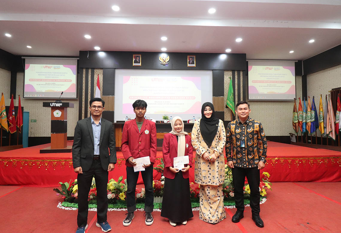 Kunjungi UM Sumatera Barat, Anggota DPR RI Lisda Hendrajoni Serahkan Buku Tabungan KIP-K