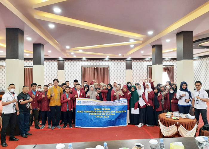 UM Sumatera Barat Serahkan Buku Tabungan Kepada Penerima Beasiswa KIP-K