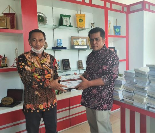 Prof. Saldi Isra Sumbangkan 100 Buah Buku Untuk Perpustakaan UM Sumbar