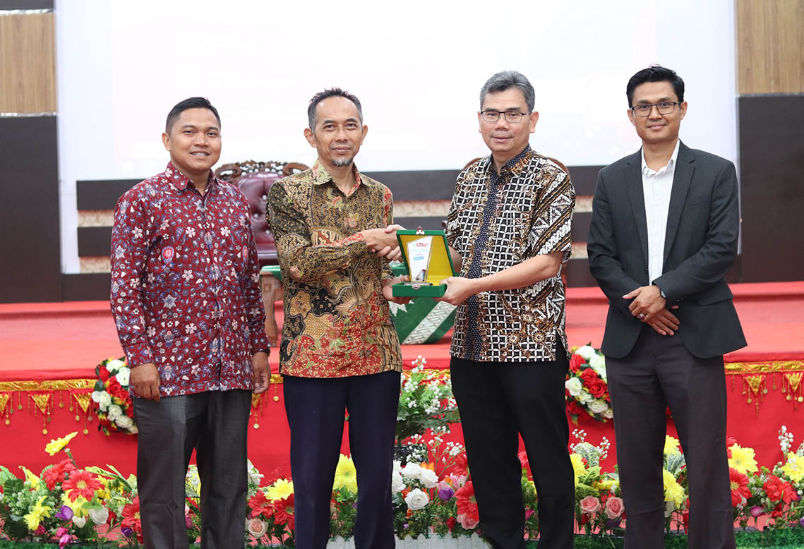 Hadirkan Ketua Program Doktor Ilmu Politik UIII, Kuliah Umum UM Sumatera Barat Telusuri Dinamika Demokrasi Indonesia