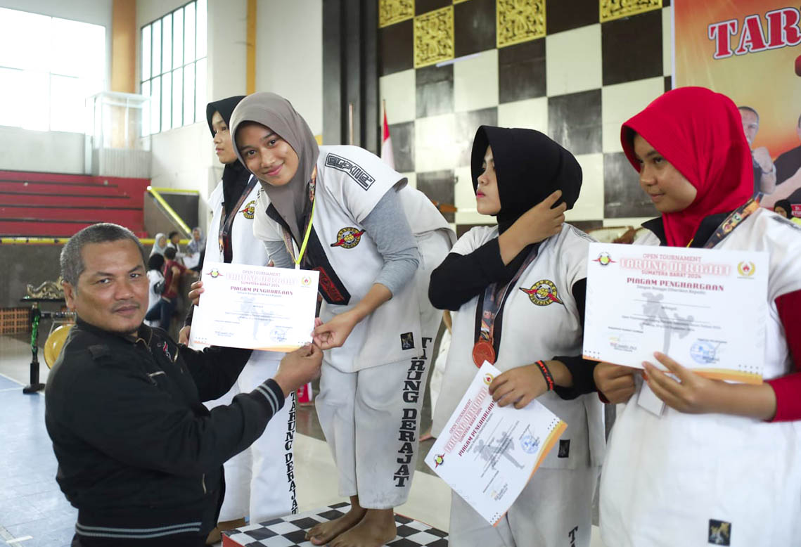 Layla Mayani Valiant, Mahasiwi Fakultas Hukum UM Sumatera Barat Sukses Kantongi Medali Emas Open Tournament Tarung Derajat se-Sumatera Barat