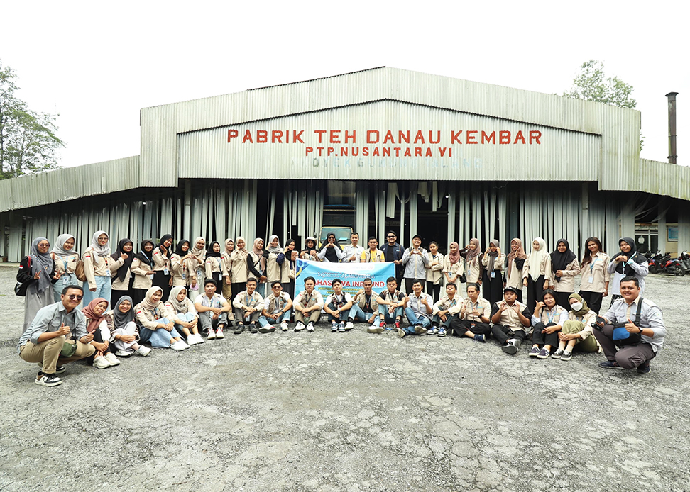 Mahasiswa PPM 4 UM Sumatera Barat Kunjungi Pabrik Teh dan Danau Kembar di Kabupaten Solok