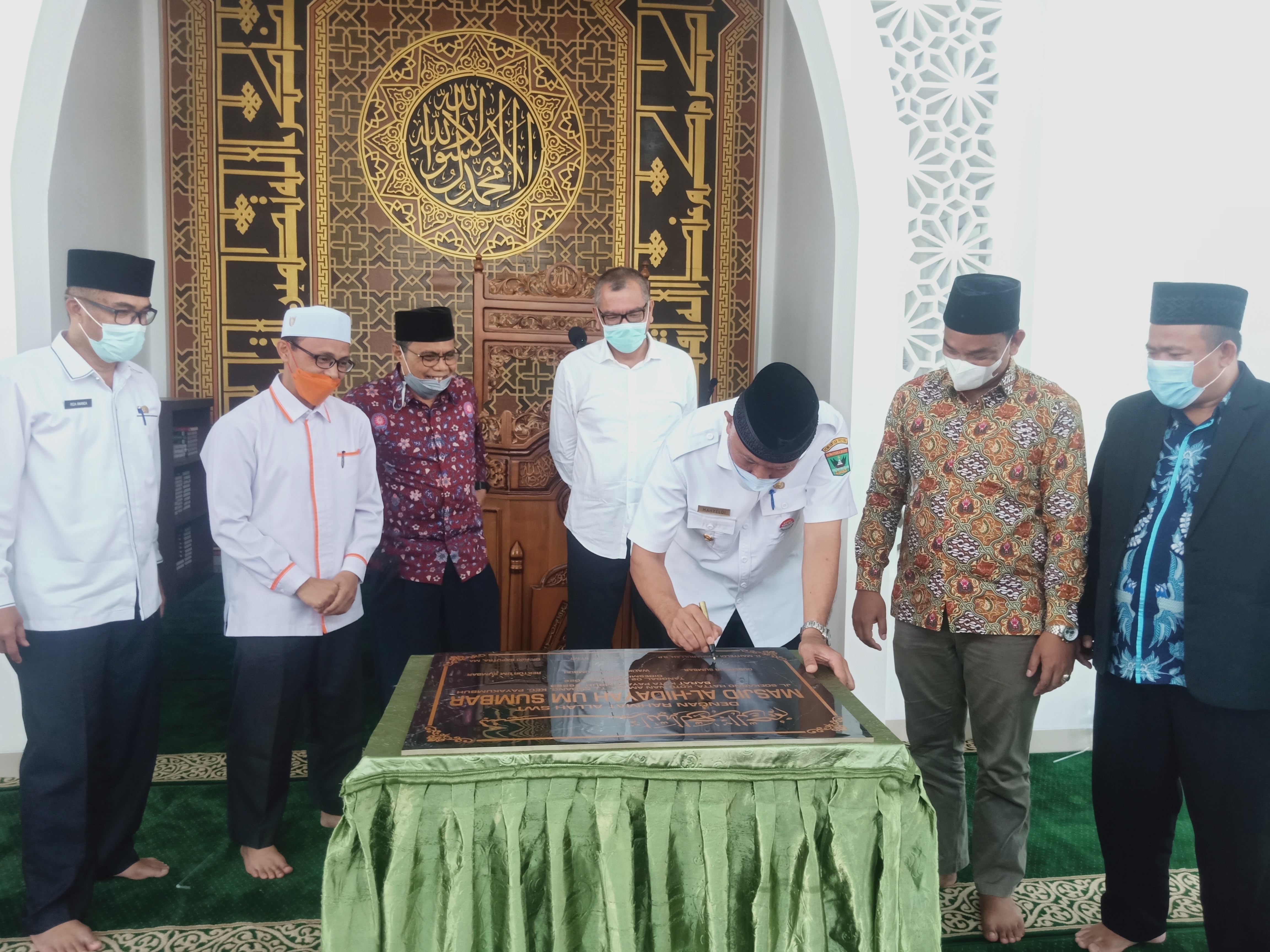 Mahyeldi Tanda Tangani Prasasti Masjid Al Hidayah UM Sumatera Barat