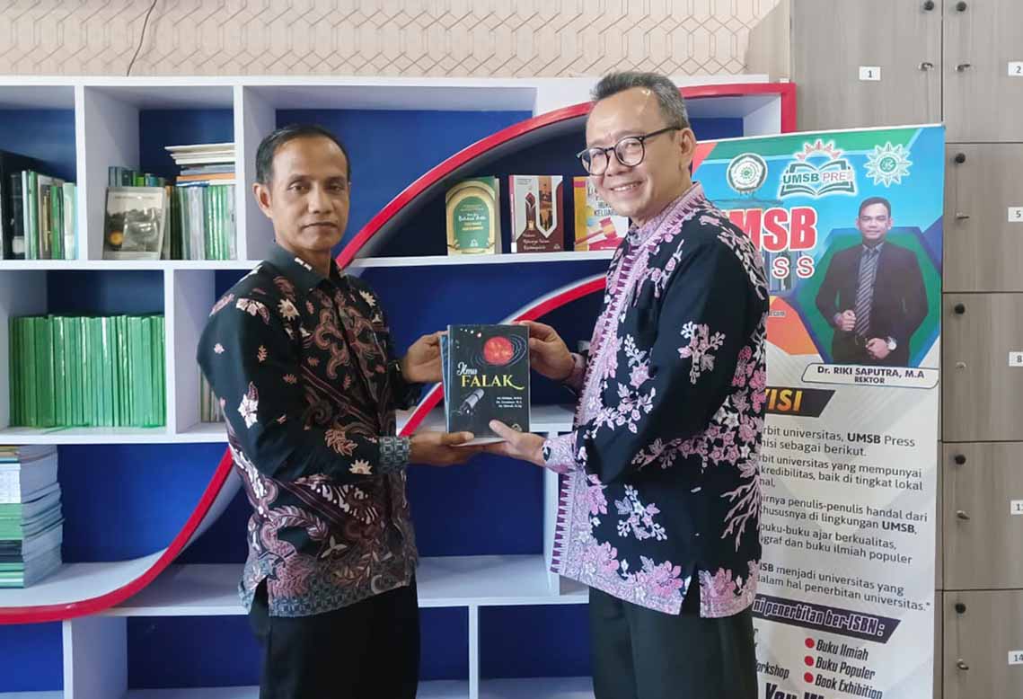 Perkuat Budaya Literasi, Dosen Hukum Keluarga Dr. Firdaus, M.H.I Hibahkan Buku Karyanya ke Pustaka UM Sumatera Barat