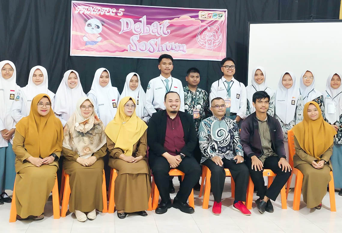 Milad Ke-27 SMAN 2 Padang Panjang, Kepala UPT PPB UM Sumatera Barat Sumbangkan Buku “Speaking Through Debate: Cara Keren Terampil Berbicara Berbahasa Inggris” Terbitan UMSB Press