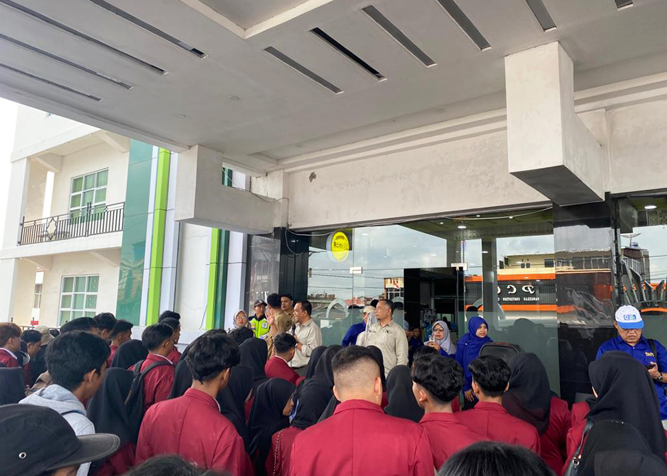 Rektor UM Sumatera Barat Lepas Keberangkatan Ratusan Mahasiswa KKN