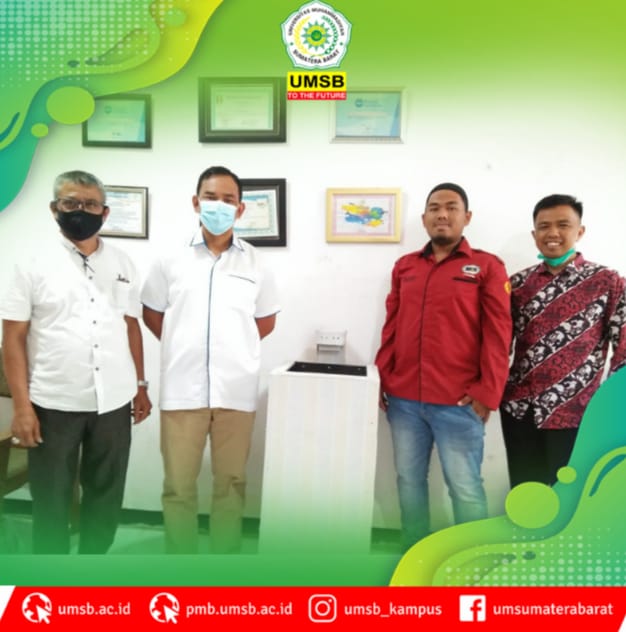 Rektor UMSB Tinjau Wastafel Portabel Tanpa Sentuhan di Ruangan BEM Fakultas Teknik UMSB