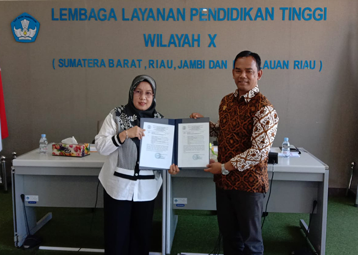 Kepala LLDIKTI Wilayah X Serahkan SK Penyelenggara Pendidikan Profesi Guru Kepada Rektor UM Sumatera Barat