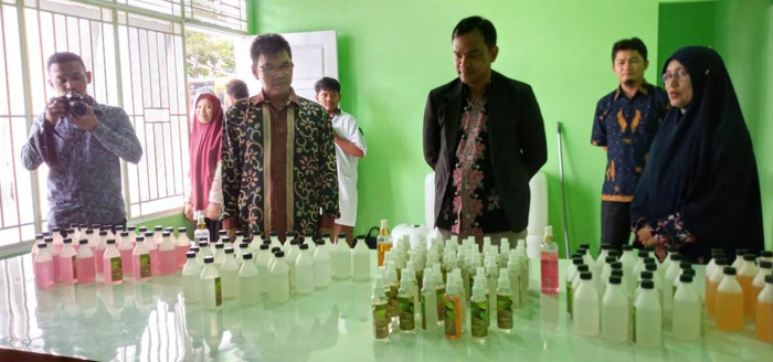ANTISIFASI COVID-19, PRODI FARMASI UMSB RACIK HAND SANITIZER