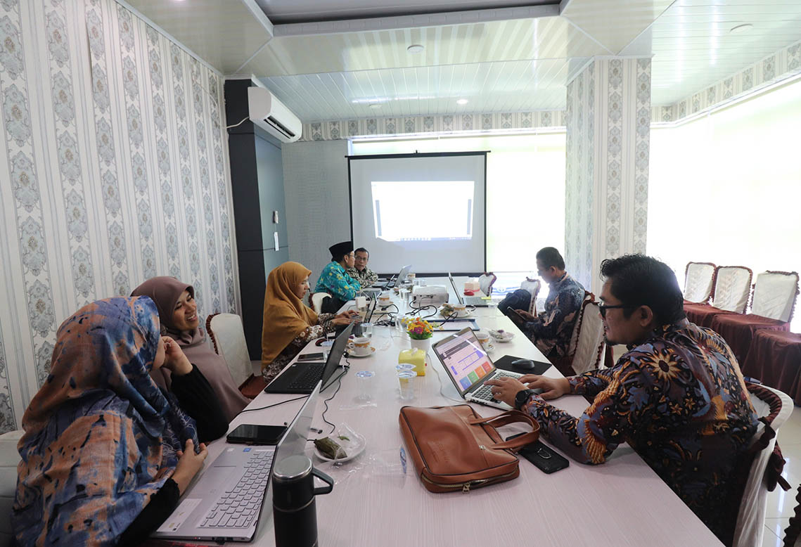 UM Sumatera Barat Tingkatkan Kualitas Pengajaran Melalui Rapat Evaluasi Mata Kuliah Wajib