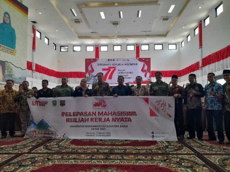 Rektor UM Sumatera Barat Serahkan Mahasiswa KKN Kepada Bupati Sijunjuang