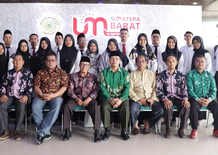 Serah Terima 19 Dosen Dan Karyawan Baru Dengan Rektor UM Sumatera Barat