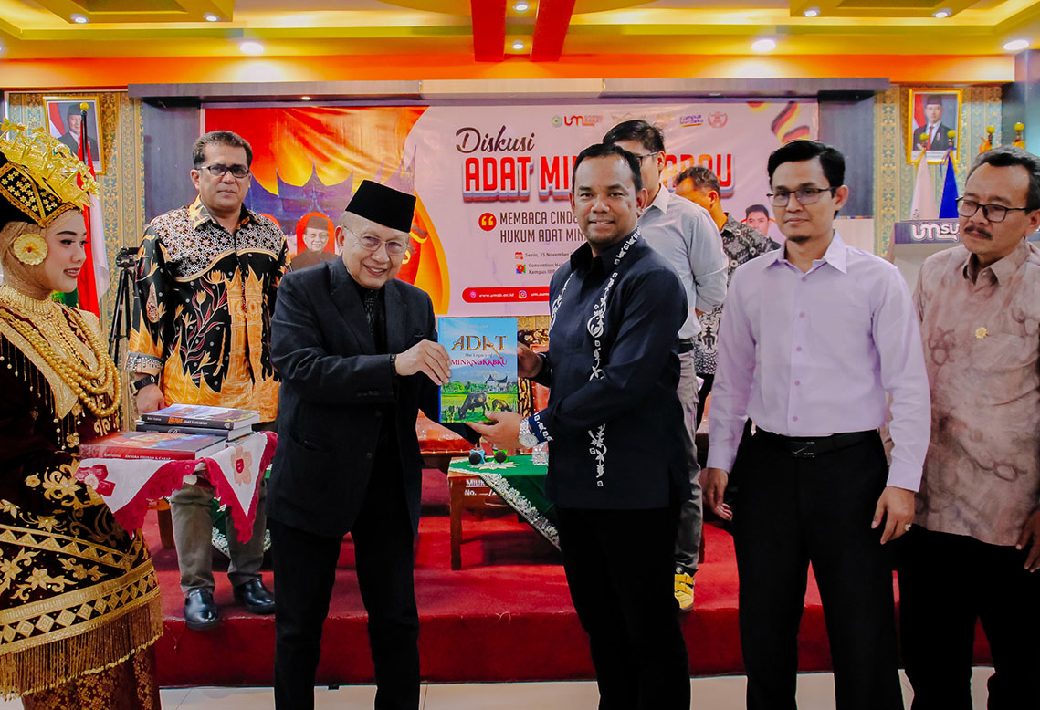 Tan Sri Dato' Seri Utama Dr. Rais bin Yatim Kunjungi UM Sumatera Barat Diskusi Jati Diri Orang Minangkabau