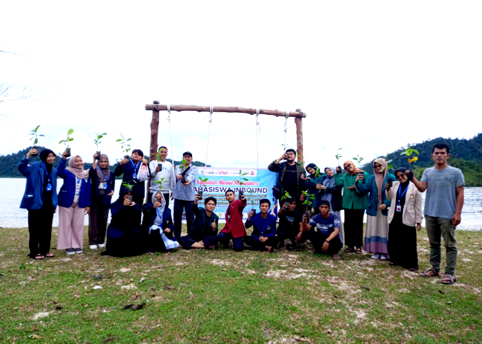 Mahasiswa Program Pertukaran Tanam Bibit Pohon Di Kawasan Mandeh