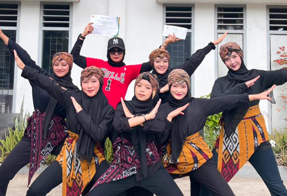 Mahasiswi Fakes UM Sumatera Barat Raih Juara II Senam Kreasi di HKN ke-61 Bukittinggi