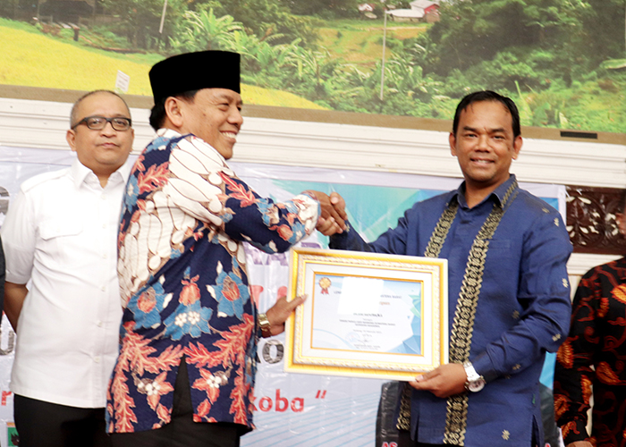 Riki Saputra Rektor UM Sumbar Terima Penghargaan Tokoh Peduli Anti Narkotika