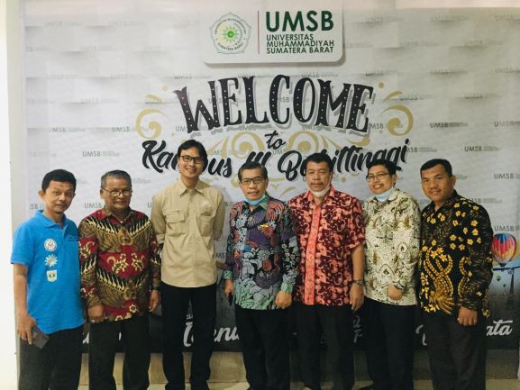 UM Sumatera Barat Terima Kunjungan Dr. Kasiyarno, Rektor UAD Periode 2007-2019