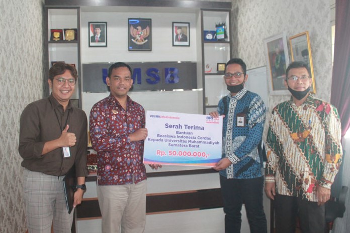 PT Bank Rakyat Indonesia (Persero) Tbk Cabang Khatib Sulaiman Padang berikan Beasiswa Indonesia Cerdas (BIC) kepada Mahasiswa UMSB sebesar Rp 50 juta