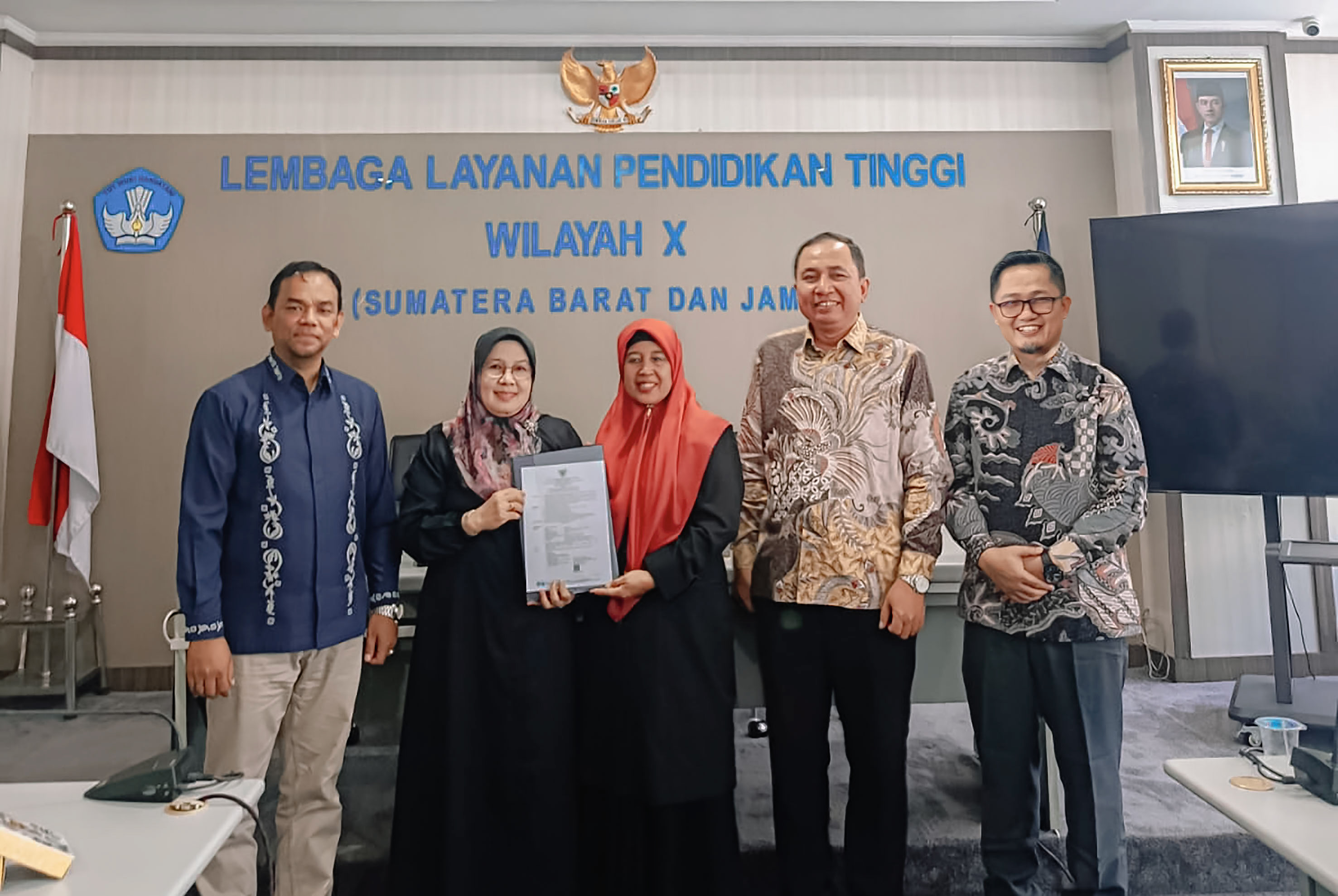 Satu Lagi Guru Besar Lahir, LLDIKTI Wilayah X Serahkan SK Profesor kepada Sukmareni