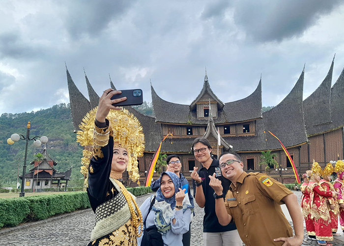 Dukung Visit Beautiful West Sumatera, UM Sumatera Barat Hadirkan Alya Lawindo Dari USA