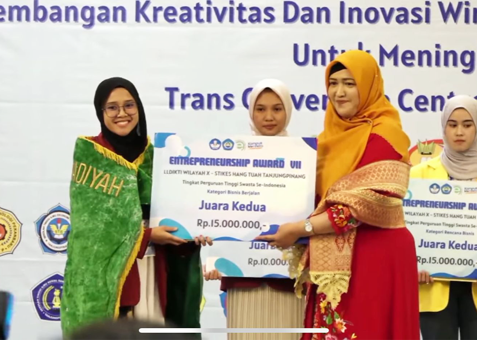Prestasi Gemilang: Mahasiswa UM Sumatera Barat  Juarai Enterprenuership Award VII 2023