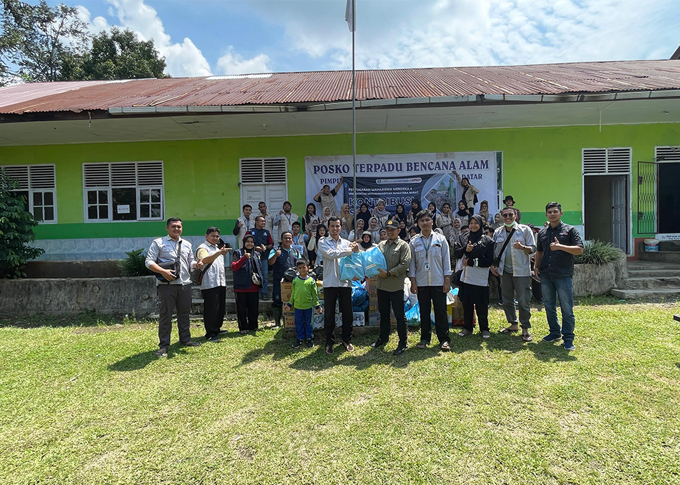 Mahasiswa PMM UM Sumatera Barat Singsingkan Lengan Bantu Korban Galodo
