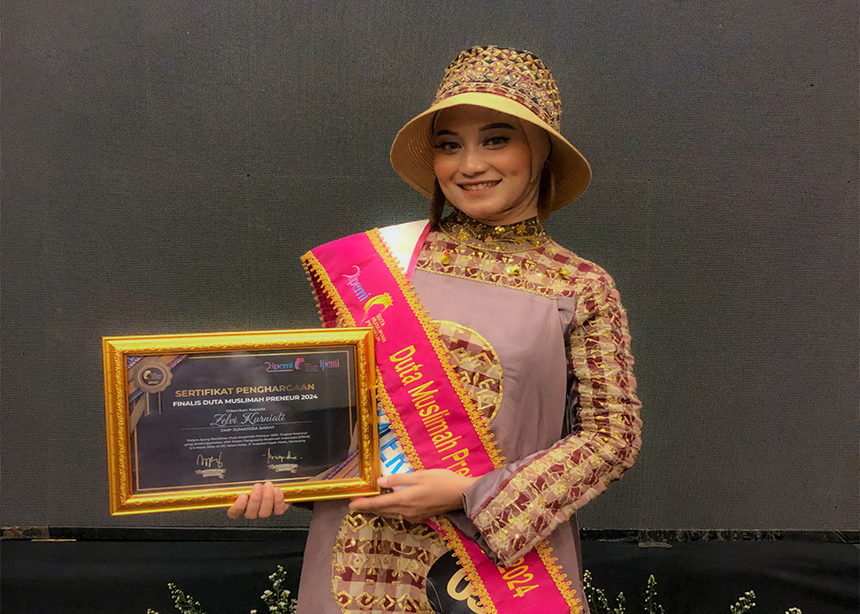 Zelvi Kurniati Raih Gelar Duta Muslimah Preneur Budaya 2024