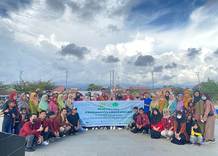 Selebrasi Aisyiyah dan Hima Akuntansi UM Sumatera Barat Bersih-Bersih Pantai