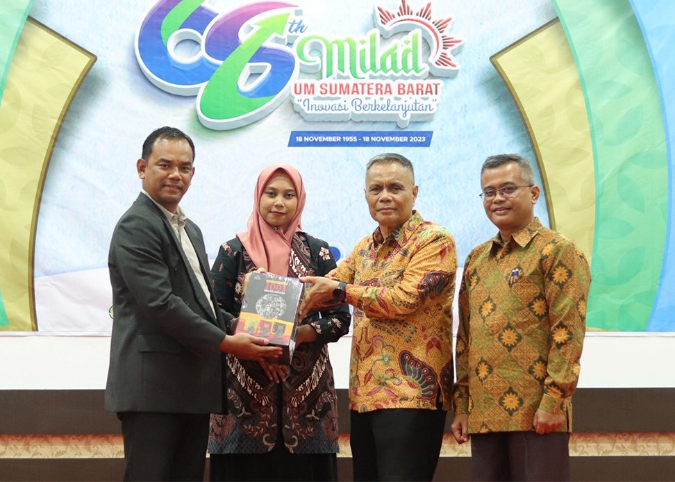 Buku Ensiklopedia Tokoh “1001 Orang Minang” Menjadi Kado Milad UM Sumatera Barat